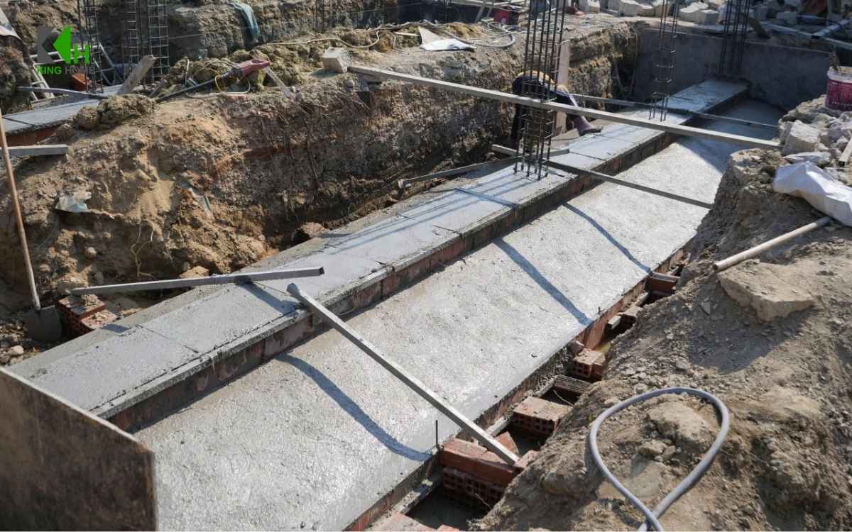 Móng băng 1 phương là dạng móng nông được cấu tạo bởi một dải móng bê tông cốt thép chạy liên tục theo một phương chính của công trình