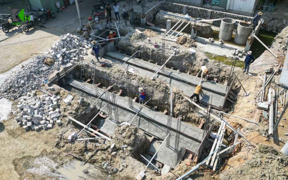 Móng băng 1 phương có đặc điểm là hệ dải móng được bố trí theo một phương chính, giúp liên kết các vị trí chịu lực và phân bố tải trọng xuống nền đất