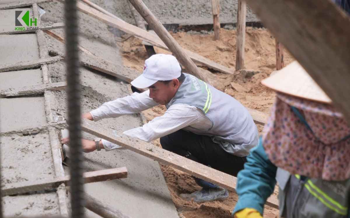 Móng băng 2 phương giúp liên kết kết cấu, phân bổ tải trọng đều hơn và tăng độ ổn định cho công trình với chi phí, thời gian thi công tương đối hợp lý