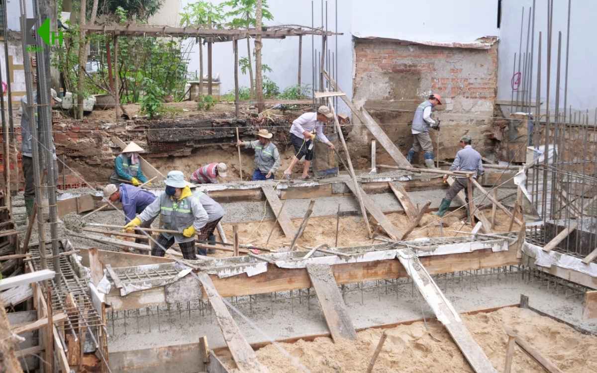 Móng băng 2 phương phụ thuộc nhiều vào điều kiện nền đất, có giới hạn về khả năng chịu tải và ổn định, đồng thời thi công phức tạp hơn khi gặp nước ngầm
