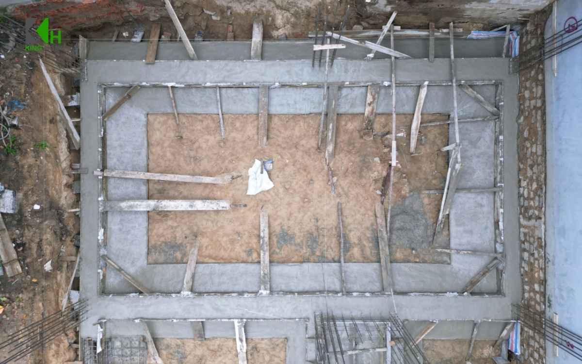 Thi công móng băng 2 phương cần kiểm soát chặt chẽ cốt thép, ván khuôn, bê tông, nước trong hố móng và nghiệm thu kỹ trước khi đổ bê tông.