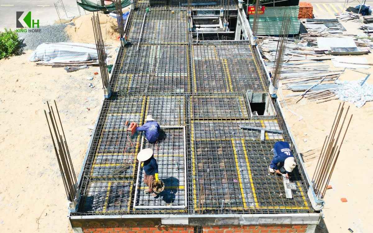Hệ dầm sàn kết hợp giữa dầm bê tông cốt thép và bản sàn, tạo thành một hệ kết cấu liên kết chặt chẽ và cùng tham gia chịu lực.